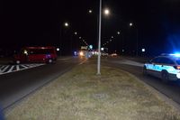 Ulica, miejsce wypadku drogowego. Na poboczu uszkodzony bus, po przeciwnej stronie stoi policyjny radiowóz.
