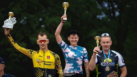 policjanci z pucharami w strojach sportowych