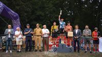 zdjęcie grupowe po wyścigu kolarskim