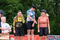 kobiety na podium, które brały udział w wyścigu kolarskim