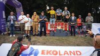 zdjęcie grupowe uczestników wyścigu kolarskiego