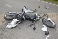 leżący na jezdni uszkodzony motorower