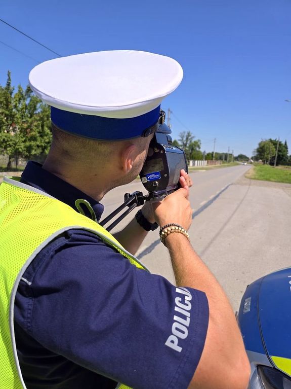 policjant w czasie mierzenia prędkości jazdy