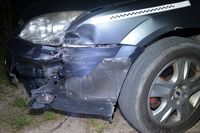 uszkodzony lewy przedni przód i bok osobowego Forda