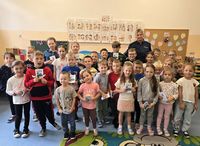 zdjęcie grupowe uczniów z policjantką