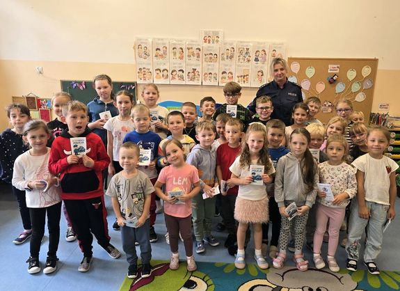 zdjęcie grupowe uczniów z policjantką