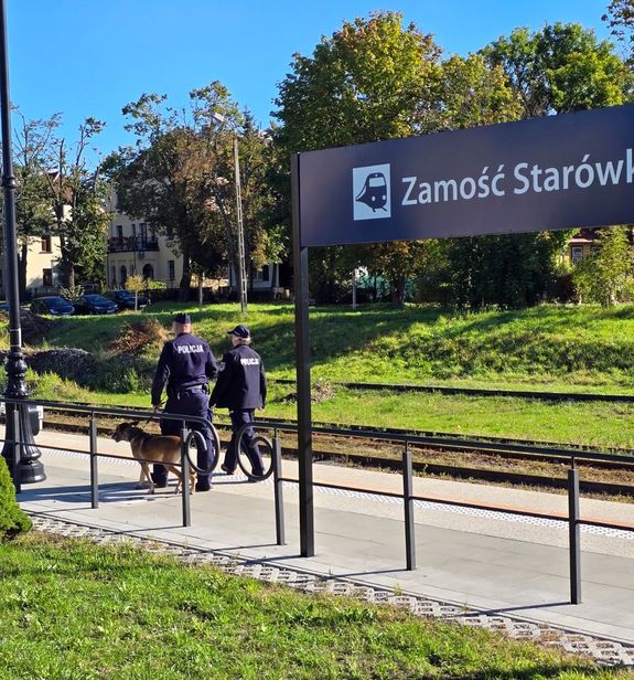 policyjny patrol z psem służbowym na peronie dworca kolejkowego
