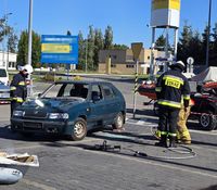 strażacy w czasie akcji wyciągania z pojazdu poszkodowanego