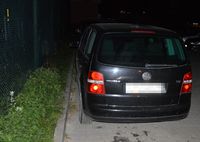 zaparkowany na skraju jezdni osobowy Volkswagen