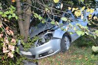 osobowy Opel po uderzeniu w drzewo