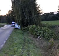 miejsce kolizji, droga, w rowie wśród krzaków stoi osobowy Opel, na jezdni zaparkowany nieoznakowany radiowóz
