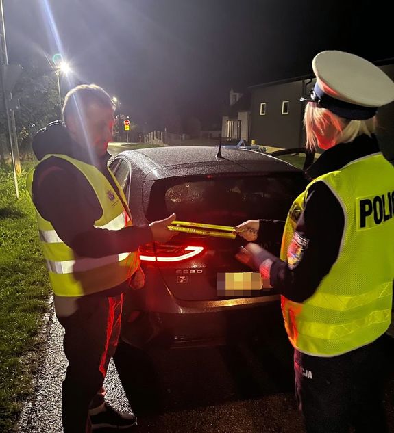policjantka i pieszy w kamizelce odblaskowej