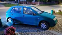 zaparkowana na podjeździe osobowa Skoda