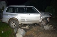 w przydrożnym rowie samochód marki Mitsubishi po uderzeniu w betonowy przepust