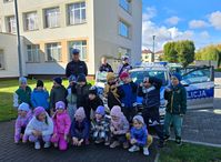 zdjęcie grupowe, policjanci i dzieci z przedszkola przed radiowozem