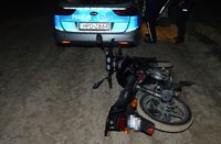 na polnej drodze leży radiowóz, przed nim stoi radiowóz