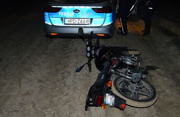 na polnej drodze leży radiowóz, przed nim stoi radiowóz