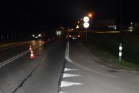 droga, miejsce potrącenia rowerzysty, w tle jadące drogą samochody
