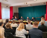 policjanci i mieszkańcy gminy Sitno w czasie debaty