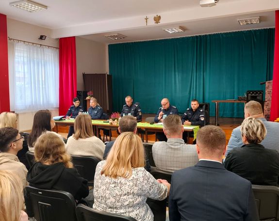 policjanci i mieszkańcy gminy Sitno w czasie debaty