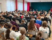 policjanci i mieszkańcy gminy Sitno w czasie debaty