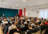 policjanci i mieszkańcy gminy Sitno w czasie debaty
