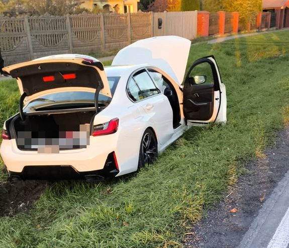 BMW w przydrożnym rowie