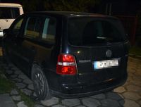 stojący tyłem osobowy volkswagen
