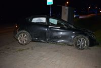 uszkodzony osobowy seat po uderzeniu w betonowy przepust