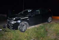 uszkodzony osobowy seat po uderzeniu w betonowy przepust