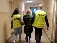 dwoje policjantów prowadzi zatrzymaną kobietę