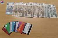 banknoty i karty bankomatowe na stole