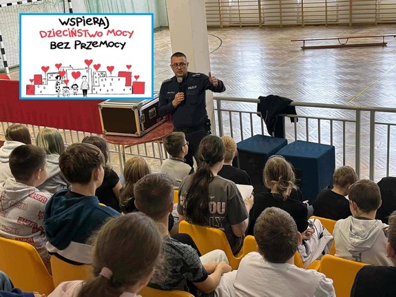 policjant i młodzież w czasie spotkania profilaktycznego, na zdjęciu naniesiony plakat kampanii Dzieciństwo bez przemocy