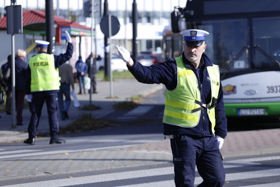 policjant na skrzyżowaniu kieruje ruchem