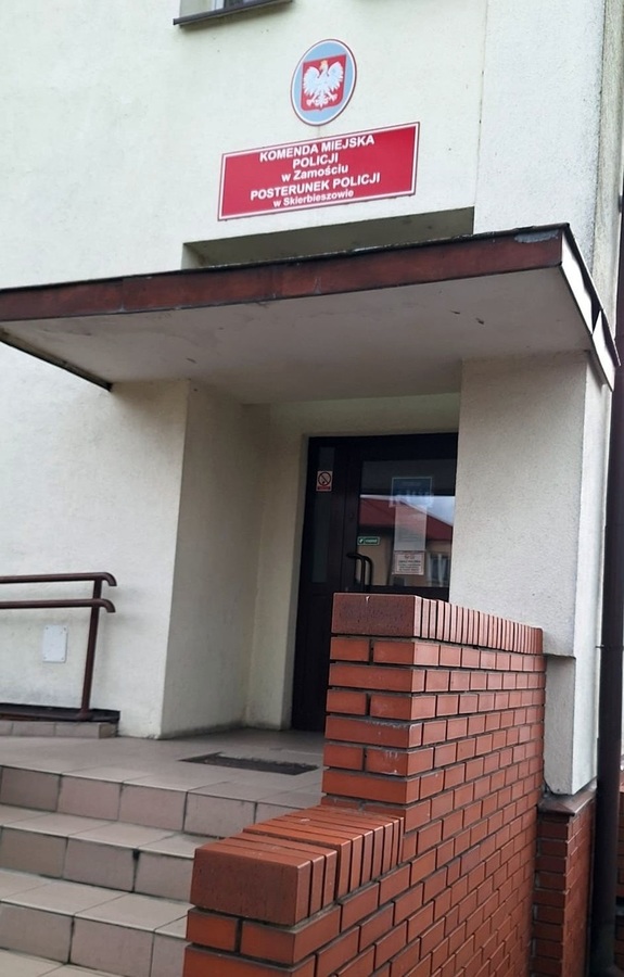 wejście do budynku, w którym mieści się Posterunek Policji w Skierbieszowie