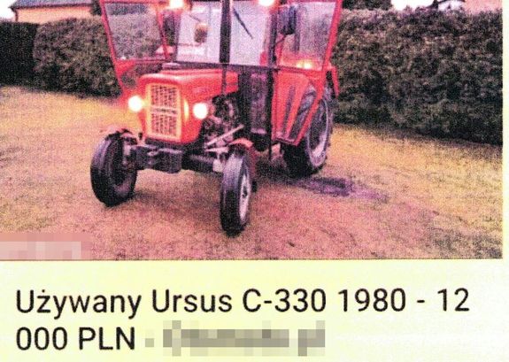 na trawie stoi ciągnik rolniczy