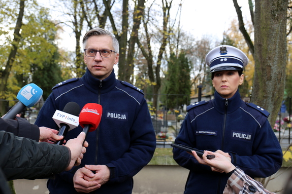 policjanci podczas briefingu prasowego