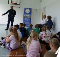 policjant w czasie spotkania z uczniami