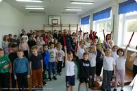 zdjęcie grupowe, policjant i dzieci