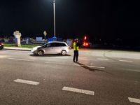 policjant na drodze kieruje ruchem