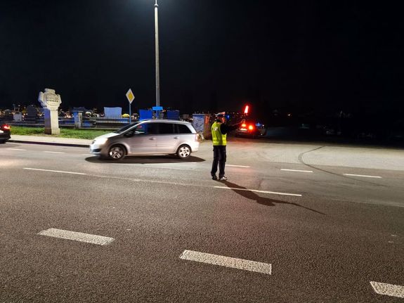 policjant na drodze kieruje ruchem