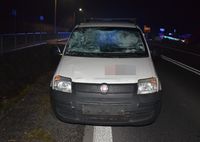 osobowy fiat z rozbitą przednią szybą