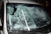 uszkodzona przednia szyba osobowego fiata