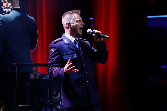 policjant śpiewa podczas Gali z okazji 100. lecia Policji Kobiecej