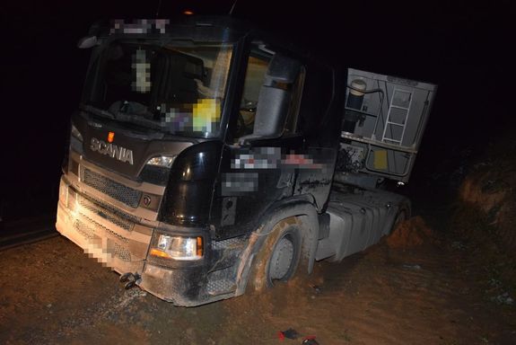 zaparkowany na drodze technicznej pojazd ciężarowy marki Scania