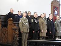 przedstawiciele służb mundurowych w czasie mszy świętej