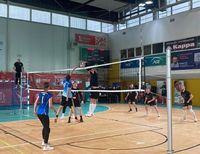 policyjna drużyna w czasie meczu piłki siatkowej