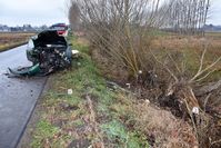 na poboczu drogi stoi uszkodzone po uderzeniu w drzewo osobowe Audi