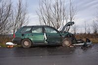 na poboczu drogi stoi uszkodzone po uderzeniu w drzewo osobowe Audi