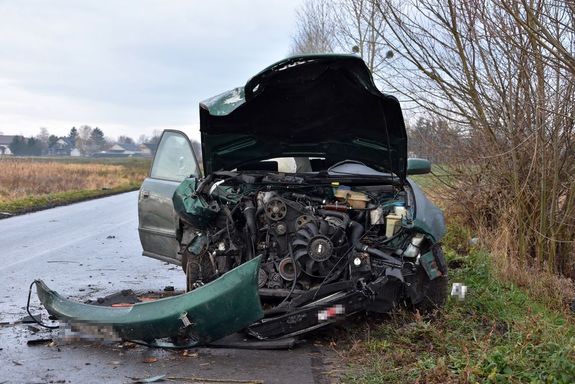 uszkodzony przód Audi po uderzeniu w drzewo